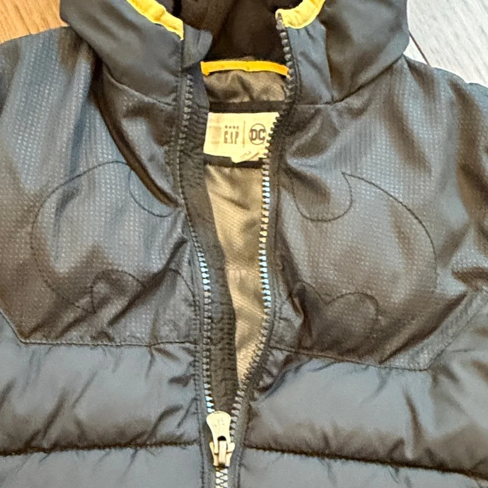 Baby Gap Black and Yellow Hooded Batman Puffer Jacket Size 3 C17-011